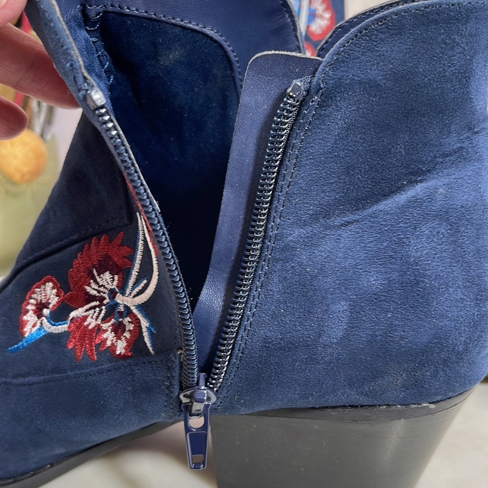 “Vivien” Embroidered Ankle Boots By Carlos Santana - Nwt View 4